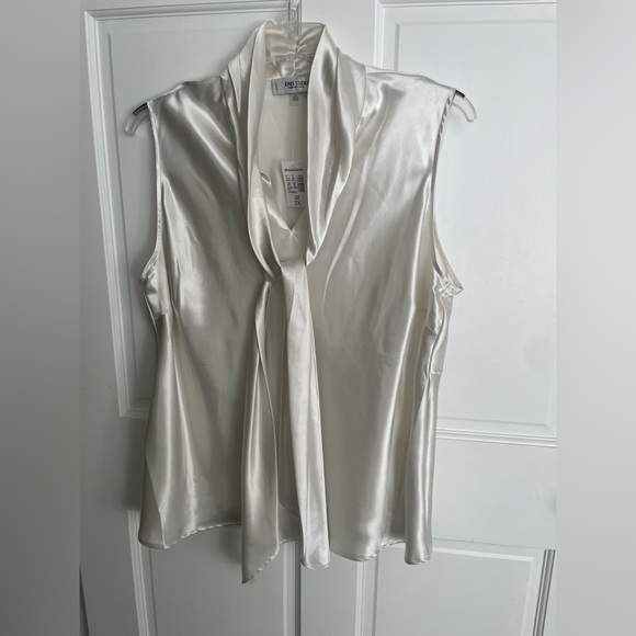 Dressbarn top 2XL NWT. Sleeveless. - Picture 2 of 4